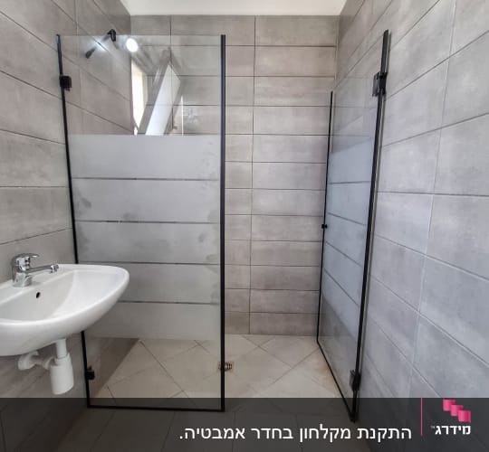 מקלחון זכוכית עם דלתות שקופות ורצפת אריחים